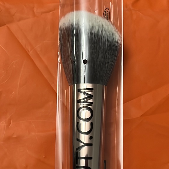 NEW LUXIE 504 LARGE ANGLED BRUSH 🌸NEW NWT - Picture 3 of 8